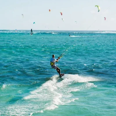 kitesurfers-le-morne-beach-mauritius_199620-4317